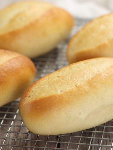 Brotchen on a baking rost.