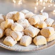 Plate with German Traumstücke cookies